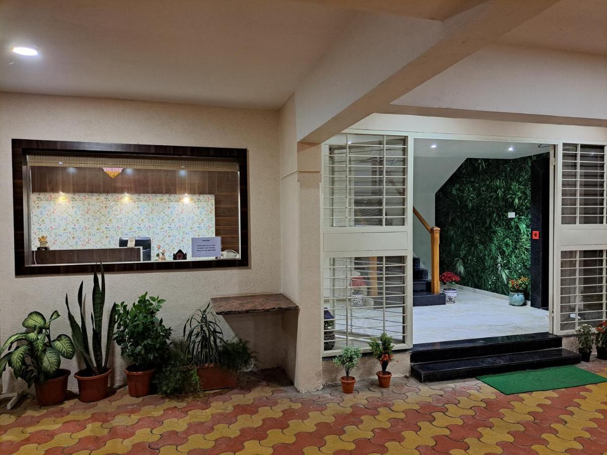 Bouquet Residency Hotel Нашик Екстериор снимка